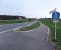 Der Geh- und Radweg zwischen Schlammersdorf und Ernstfeld endet jeweils am Ortseingang. Für die innerörtlichen Gehwege gelten besondere Regelungen. Auf diese weißt Bürgermeister Gerhard Löckler in der Gemeinderatssitzung hin. 	Bild: br