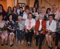 Frauen-Union-Vorsitzende Anita Härtl und die Kreisvorsitzende Tanja Schiffmann (sitzend, von links) ehren Gründungsmitglieder und langjährige FU-Frauen. 	Bild: fz