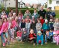 Mit 500 Euro unterstützt der Häuslclub Leugas den Kindergarten "Sankt Josef" und die Tagesstätte "Sankt Elisabeth". Beim Treffen im Kindergarten konnten Club-Vorsitzender Tobias Kühn und Schatzmeister Andreas Oppl die Spende im Auftrag der HCL-Jugend übergeben. 	Bild: wro