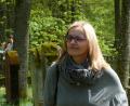 Mit gemischten Gefühlen steht Christine Ach auf dem Friedhof von Haag, wo vielleicht auch Urgroßeltern von ihr begraben liegen. (abu)