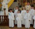 Sieben Kinder feiern in der Pfarrkirche in Michldorf mit Pfarrer Alfons Forster Erstkommunion. 	Bild: grm
