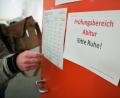 Bild: Felix Kästle/dpa/Symbolbild
Ein Mann schließt nach Beginn der Abiturprüfung im Fach Deutsch die Tür zum Prüfungsraum.