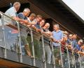 Härtetest für die Gaisweiher-Terrasse: Sie besteht die "gewichtige Herausforderung" bei den Dreharbeiten in der Freizeitanlage. Die Gemeinderäte und auch Landrat Andreas Meier schlüpfen für einen Imgagefilm über das Areal in die Statistenrolle. 	Bild: nm