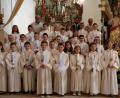 27 Kinder feiern mit Pfarrer Ludwig Gradl, Praktikant Thomas Probst und Gemeindereferent Anton Rauch (Hinten v.r.) einen erhebenden Gottesdienst zur Ersten Heiligen Kommunion.
