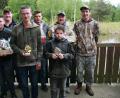 Sachpreise und Siegertrophäen sicherten sich die Besten beim traditionellen Anangeln des Wiesauer Fischereivereins. Vorsitzender Mattias Zwerenz (2. von links) schloss sich den Glückwünschen an. Im Bild (von links): Kevin Köppl, 2. Vorsitzender Matthias Zwerenz, Jeremia Froschauer, Sven Köppl, Justin Gebhardt, Thorsten Köppl und 1. Vorsitzender Thomas Ritter. Bild: wro