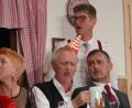 Großvater Ludwig (Mitte) feiert 80. Geburtstag. Während der Feier versuchen die Gäste, seinem Geheimnis auf die Schliche zu kommen. 	Bild: fsb