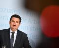 Bild: dpa
Bundessozialminister Hubertus Heil (SPD) stellt während einer Pressekonferenz die Vorsitzenden der Rentenkommision vor. Mit der Rentenkommission will die Koalition die Weichen für die Altersvorsorge in Deutschland ab 2025 stellen. Foto: Ralf Hirschberger/dpa