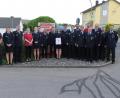 Alle an der Gründung der Kinderfeuerwehr zeigten sich mit der Gründungsurkunde. Mit dabei auch die neue Leiterin der Kinderfeuerwehr, Angela Müller mit Urkunde.