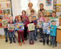 Büchereileiterin Frau Gudrun Jeziorowski (hintere Reihe links) und Doris Flieder stellten den Kindern die neu beschaffenen Artikel vor