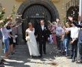 Die Hand- und Wasserballer gratulieren Ilona Rath-Lux und Michael Forster mit einem Rosenspalier. 	Bild: dob