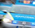 Bild: Jan Woitas/dpa/Symbolbild
Ein Einsatzwagen der Polizei mit Blaulicht.