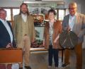 Die Bürgermeister Heinrich Maier (links) und Rupert Troppmann (rechts) haben sich schon ihre Reisekoffer ausgesucht. Museumsleiterin Ursel Wiechert hat die Schau zusammengestellt. Stefan Wolters vom Geschichtspark Bärnau (Zweiter von links) ist ein absoluter Kenner alter Straßen.	Bild: krb