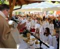 Der Gottesdienst nach dem Sternbittgang, in der Idylle des alten Schulhofes in Oberbibrach zelebriert von Pfarrer Pater Adrian Kugler, wird zu einem starken Zeugnis des Gemeinschaftsgeistes in der Pfarreiengemeinschaft. 
	Bilder: do (2)