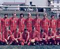 Diese Mannschaft holte 1977/78 sensationell die Meisterschaft. Unser Archivbild zeigt sie zusammen mit den Vereinsfunktionären: (stehend, von links) zweiter Vorsitzender Alfred Kirsch gest., Schriftführer Ferdinand Münster, Fußball-Abteilungsleiter Josef Rauch gest., Trainer Michael Schraml gest., Heinz Friedrich, Gerhard Zimmermann, Gerhard Stingl, Richard Kowollik, Gerald Goß, Reinhard Kirsch, Georg Wöhrl, Rudi Adelhard, Hubert Lohner, Franz Schusser, Vorsitzender und Bürgermeister Gerhard Sporer, dritte