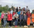 Die Sechstklässler der Grafenwöhrer Mittelschule legen zusammen mit Stadtgärtnermeister Alexander Eismann (links) und Lehrerin Johanna Kuhbandner (daneben) sowie mit Mitarbeitern des Bauhofes eine Streuobstwiese an. 	Bilder: rgr (2)