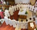 Zur Gabenbereitung versammelten sich die Erstkommunionkinder mit Stadtpfarrer Hans-Peter Bergmann und Gemeindereferentin Barbara Schlosser um den Altar, bevor sie erstmals den Leib des Herrn empfangen durften.