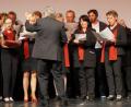 Nach der Premierenvorstellung der Dokumentation "Früher oder später" sang der Kirchenchor Schönsee zwei Lieder auf der Bühne des Deutschen Theaters in München. Die 1200 Filmfreunde klatschten begeistert Beifall. 	Bilder: weu (3)