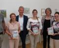 Bei der Präsentation der Kunstausstellung und des Etzenrichter Kochbuchs ist auch die Eltern-Kind-Gruppe dabei, die sich über den Erlös freuen darf: (von links) Künstler W. A. Hansbauer, Simone Heberlein, Stadtrat Matthias Loew, Stefanie Hamann, Irene Fritz und Tamara Smola.  	Bild: rdo