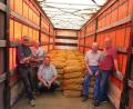 Nach dem Verladen von 11.5 Tonnen Kartoffeln gönnten sich die freiwilligen Helfer Gustl Hoffmann, Simon Melzner, Klaus Fiebig, Norbert Busch und Jadranko Krsco, der kroatische Fahrer des LKW (von links), eine kurze Verschnaufpause.
