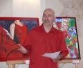 Ausstellungsleiter Johannes Janner rollt in der Speinsharter Wieskapelle den roten Teppich für die Ausstellung "Wir sehen Rot" der Künstlergruppe KunstGewinn aus. Bild: abu