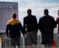 Opel verordnet sich bei den umstrittenen Abfindungen für Mitarbeiter eine Denkpause. 400 Leute können den Angaben nach gehen.	Bild: Andreas Arnold/dpa