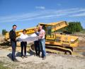 Groß ist die Freude bei Bauamtschef Christian Meier, Bürgermeisterin Margit Kirzinger, Michael Baumer senior und Peter Fuchs vom Ingenieurbüro EBB (von lnks) über den Baubeginn im Autohof.        Bild: fjo