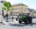 Mit Weihwasser besprengt Pfarrer Helmut Süß die vorbeifahrenden Zwei- und Vierräder. Die Fahrzeugsegnung soll auch daran erinnern, dass die Halter von Fahrzeugen im Straßenverkehr allzeit verantwortungsbewusst und rücksichtsvoll bleiben und alle Menschen vor Unglück und Schaden beschützt werden.  	Bild: ü