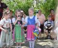 Die Kindergartenkinder waren, passend in Dirndln und Lederhosen, zum Frühlingsfest gekommen.  	Bild: wku