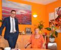 Irene Markgraf und Florian Prosch nehmen das Porträt des Stifters Rainer Markgraf in die Mitte. 	Bild: wüw