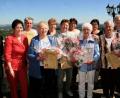 Pfarrer Joseph und Vorsitzende Anna Koller (von links) bedankten sich für die langjährige Mitgliedschaft bei den Geehrten. Als Dank für 55 Jahre Treue zum Frauen- und Mütterverein wurde Helga Birner (5. von rechts) zum Ehrenmitglied ernannt. Den Glückwünschen schloss sich 2. Vorsitzende Franziska Heindl (rechts) an. Bild: wro
