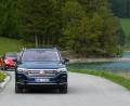 Hightech ist im neuen Touareg zuhauf zu finden. Das Flaggschiff des Konzerns übernimmt die Rolle des Phaeton und stößt in die Welt der Nobelautos vor. Allrad hat die Limousine unter den SUVs serienmäßig an Bord. Zum Start läuft ein 286 PS starker Turbodiesel vom Stapel. 6,1 Sekunden für den Standardsprint und eine Höchstgeschwindigkeit von 238 km/h stehen im Datenblatt. Da wird's nicht lange beim offiziellen Verbrauch von 6,9 Liter bleiben.  	Bild: bz