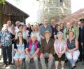 Der Jubilar Wilhelm Nirschl, mit Ehefrau, Schwester, Tochter und Enkelin (sitzend), den Vereinsabordnungen, weiteren Gratulanten und Bürgermeister Walter Schauer (rechts) auf der Thansteiner Burg.