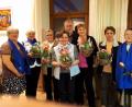 Teamsprecherin Christine Pfeiffer (links) ehrte zusammen mit Stadtpfarrer Edmund Prechtl Marianne Fuchs (Dritte von links) für 40 Jahre. Anneliese Lang, Maria Lober, Barbara Marzi und Eleonore Götz (von links) für drei Jahrzehnte Treue. Nicht auf dem Bild: Rosa Schmidt für ihre 60-jährige Mitgliedschaft. Neu aufgenommen wurde Christa Seifert (rechts).