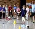 Die Kinder der Grundschule Wernberg-Köblitz beteiligen sich mit Sportlehrer  Christian Gößinger (rechts) an der "Ball-Helden-Aktion" von BLLV und Fußballverband.  	Bild: Hirsch