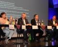 Das hochkarätig besetzte Podium (von links): Linken-Landesvorsitzende Uschi Maxim, SPD-Bundestagsabgeordnete Marianne Schieder, CSU-Landtagsabgeordneter Harald Schwartz, die Bundestagsabgeordneten Stefan Schmidt (Bündnis 90/Die Grünen) und Ulrich Lechte (FDP) sowie AfD-Kreisvorsitzender Werner Meier.  	Bilder: Dobler (2)