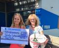So sehen Sieger aus!. Einen Scheck in Höhe von 4120 Euro überreichte Tina Seitz (links) an die Geschäftsstellenleiterin des VKKK Regensburg, Theresia Buhl.