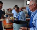 In der THW-Küche herrschte den ganzen Tag Hochbetrieb.  	Bilder: bgl (2)