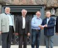 Vor der Burg Falkenberg übergaben Rudi Schmidt und Vorsitzender Karl-Heinz Preißer (von links) und Rolf Linhart (Zweiter von rechts) vom Oberpfalzverein insgesamt 1500 Euro an Herbert Bauer (Mitte) von den "Freunden der Burg" und Tirschenreuths Stadtheimatpfleger Eberhard Polland (rechts).  	Bild: heb