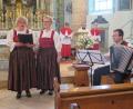 Stadtpfarrer Konrad Amschl hatte die Maiandacht am Muttertag sehr gut mit den Gesängen von Monika Fink, Sieglinde Wick und Roland Küffner (von links) abgestimmt.