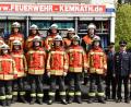 An 13 Kemnather Floriansjünger und 2 Kameraden aus Kötzersdorf übergeben die Kreisbrandmeister Alois Schindler und Florian Braunreuther sowie Kreisbrandinspektor Otto Braunreuther (von rechts) nach der erfolgreichen Leistungsprüfung die Abzeichen.  	Bild: mde