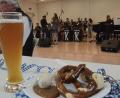 Ein zünftiges Weißwurstfrühstück hält Leib und Seele zusammen - sowie Ehemalige und jetzige Schüler. 	Bild: Kunz