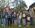 Sportleiter Christoph Weiß (links) und zweiter Bürgermeister Fritz Steinhilber (rechts) gratulieren Jugendkönigin Selina Ach, Schützenkönig Jonas Weiß und Schützenliesl Katja Ach (vorne, von links mit Ketten) sowie den Zweitplatzierten, Vereinsmeistern und Pokalgewinnern.  	Bild: gi