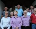 Die neue Vorstandschaft des Bogenclubs Oberviechtach wird nun (erste Reihe von links) von Claudia Knobloch (Vorsitzende), Martina Herrmann (stellvertretende Vorsitzende), Wigbert Herrmann (Kassier), Winfrid Ahlmann (Schriftführer) und den Beisitzern (dahinter) geführt.  	Bild: frd