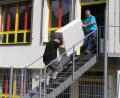 Kräftig anpacken müssen am Samstag die Helfer beim Umzug des Kinderhauses Sankt Josef in den Pfarrsaal und das Jugendheim.  	Bild: öt