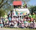 Die Buben- und Mädchen des Kindergartens Kunterbunt sowie die Erzieherinnen freuen sich schon auf das große Fest zum 110-Jährigen. Mit auf dem Bild (hintere Reihe von links stehend) Kindergartenleiterin Sabine Schreiber-Schöpf und Dr. Heidi Edl.