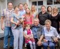 Der Jubilar Bartholomäus Lobinger im Kreise der Familie