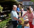 Losglück am Muttertag. Die Tombola des Waldvereins kommt bestens an.  	Bild: le