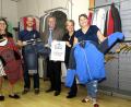Cornelia Horsch, Andreas Betzlbacher, OB Andreas Feller, Elke Reinhart und Klaudia Segmüller (von links) werben für den Einkauf im neuen Second-Hand-Laden "Emma" in der Breite Straße.  	Bild: Hirsch