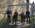 Die Junge Union Amberg West unterzieht die Spielplätze rund um die Altstadt einem Test. Rechts Ortsvorsitzender Timo Doleschal. Links, auf der Schaukel sitzend, sein Stellvertreter Florian Füger.  	Bild: exb