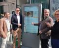 Kulturamtsleiterin Susanne Lehnfeld, Oberbürgermeister Andreas Feller, Tourismusbüro-Leiter Johannes Lohrer und EDV-Chef Jürgen Eckert (von rechts) nahmen den neuen Outdoor-Terminal vor dem Tourismusbüro in Betrieb.  	Bild: Hirsch